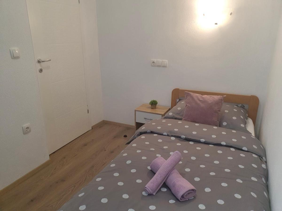 Apartment Rados Dugopolje Eksteriør billede
