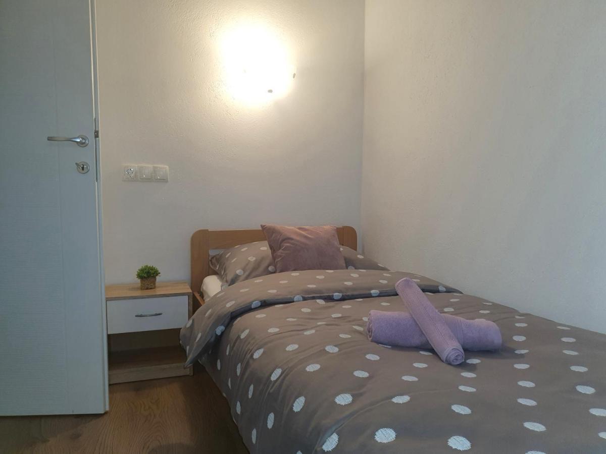 Apartment Rados Dugopolje Eksteriør billede