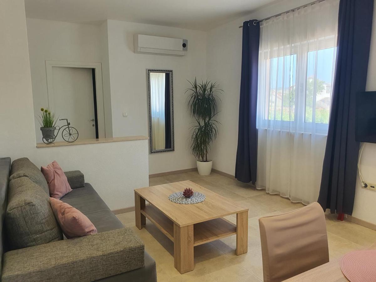 Apartment Rados Dugopolje Eksteriør billede