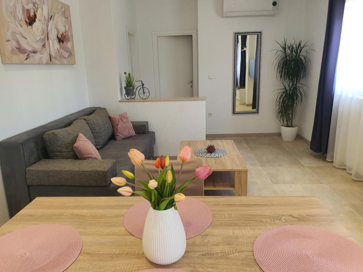 Apartment Rados Dugopolje Eksteriør billede